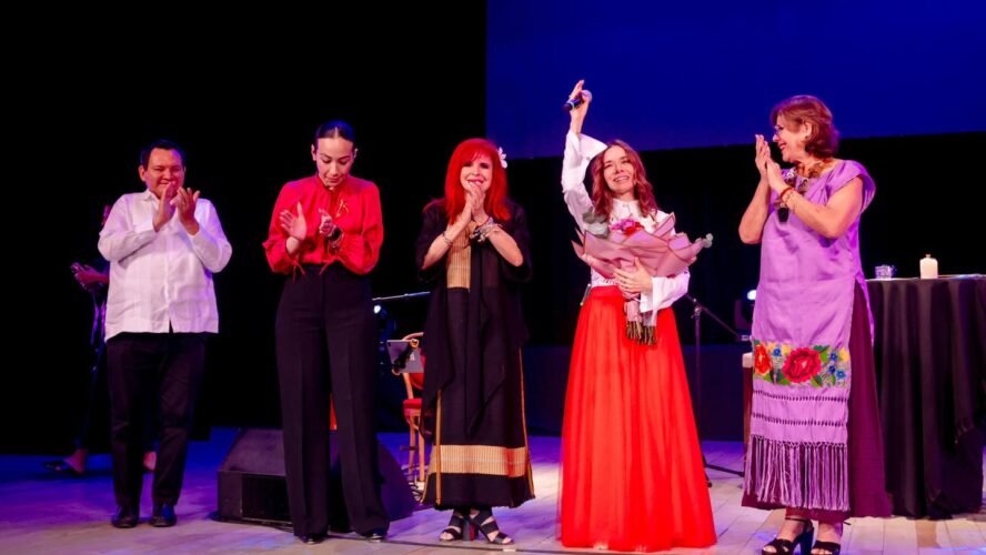 Esta noche, en el Teatro de la Ciudad Francisco de Paula Toro, disfrutamos la voz preciosa y profunda de María San Felipe en su concierto “Por si Volvieras”