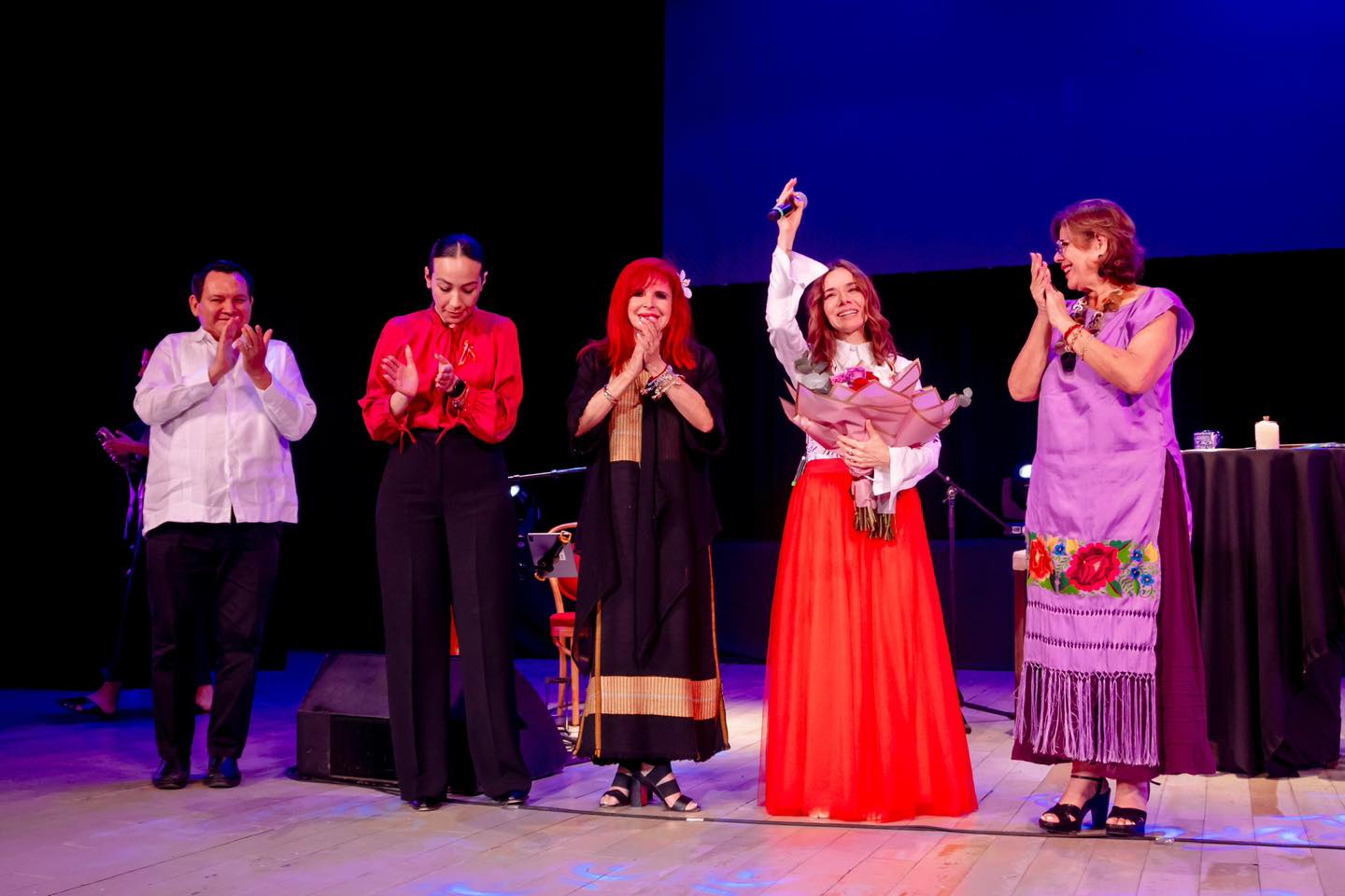 Esta noche, en el Teatro de la Ciudad Francisco de Paula Toro, disfrutamos la voz preciosa y profunda de María San Felipe en su concierto “Por si Volvieras”