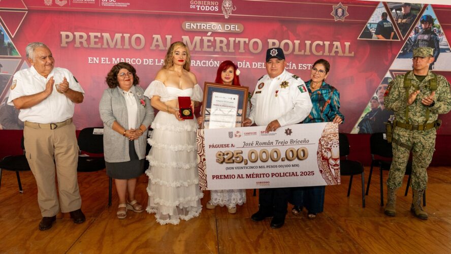 Hoy entregamos el Premio al Mérito Policial 2025 al Policía Tercero José Román Trejo Briseño, quien después de 18 años de servicio, conserva la cara limpia de un hombre bueno, decente y valiente