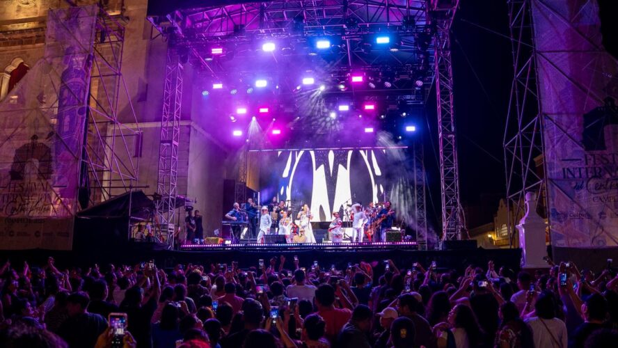 Lila Downs nos deleitó con su voz en el Magno Concierto de Navidad en el marco del Festival Internacional del Centro Histórico con una verdadera fiesta del alma