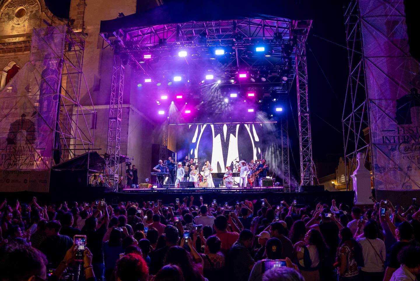 Lila Downs nos deleitó con su voz en el Magno Concierto de Navidad en el marco del Festival Internacional del Centro Histórico con una verdadera fiesta del alma