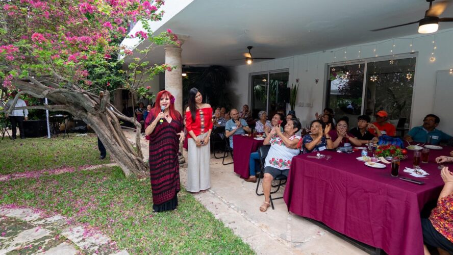 Hoy tuve la dicha de reunirme con mis queridos vecinos del barrio de Guadalupe, en nuestro ya tradicional convivio navideño, una hermosa costumbre que nos dejó mi papá, Carlos Sansores
