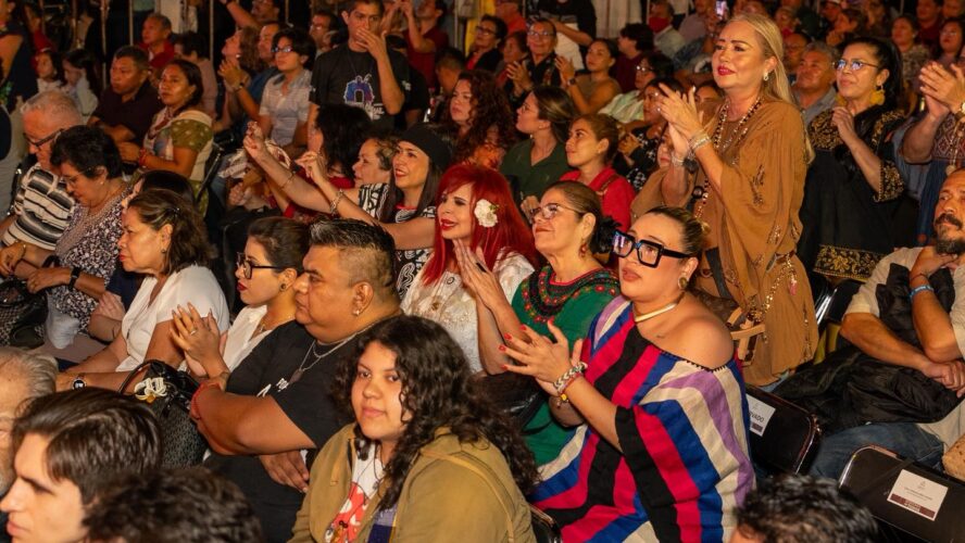 Lila Downs nos deleitó con su voz en el Magno Concierto de Navidad en el marco del Festival Internacional del Centro Histórico con una verdadera fiesta del alma