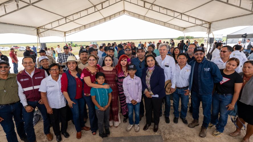 Como parte del Plan Campeche que impulsa nuestra querida PresidentA Claudia Sheinbaum Pardo, entregamos, junto a la gerente nacional de Leche para el Bienestar, Clara Rojas, tres módulos de maquinaria agrícola en la zona arrocera del ejido Nuevo Michoacán, Champotón