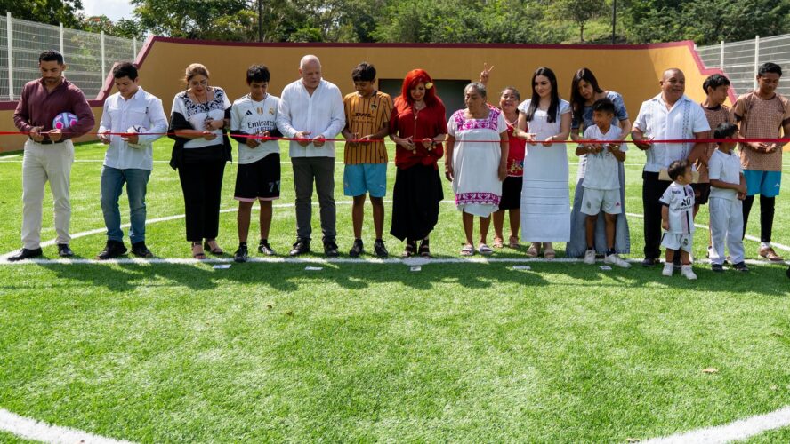 En gira de trabajo por Champotón, cortamos el listón inaugural de la cancha de fútbol rápido con pasto sintético en la comunidad de Felipe Carrillo Puerto, donde se invirtieron 6.3 mdp