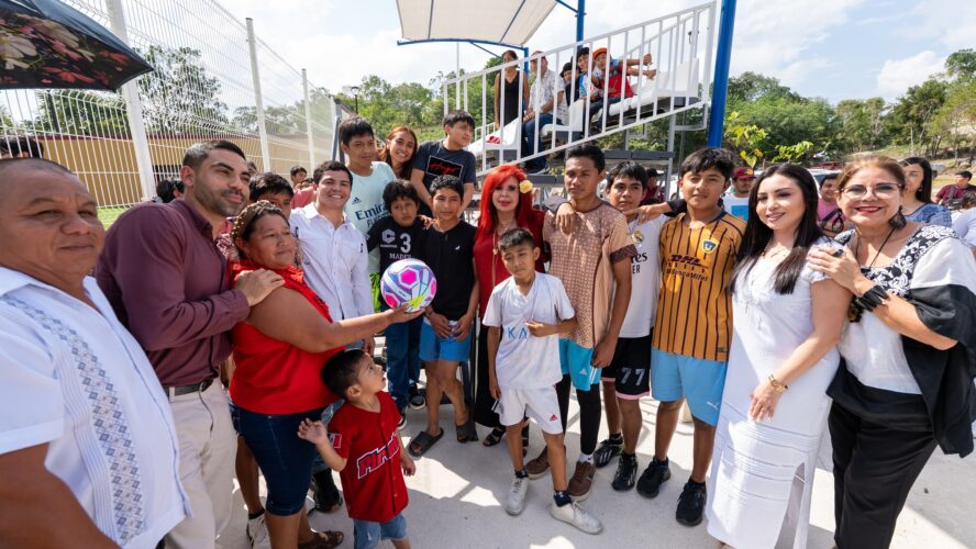 En gira de trabajo por Champotón, cortamos el listón inaugural de la cancha de fútbol rápido con pasto sintético en la comunidad de Felipe Carrillo Puerto, donde se invirtieron 6.3 mdp