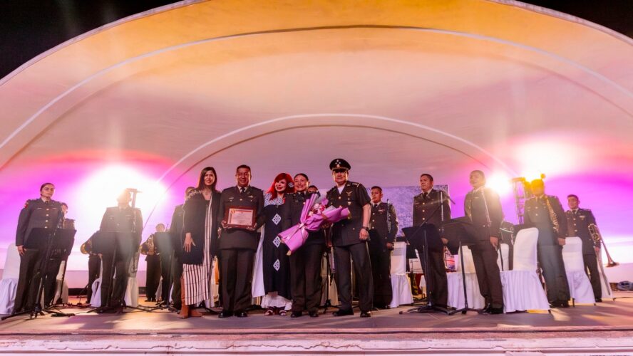 Junto a mi hermanita Laura Sansores, disfrutamos del Concierto Musical de la Banda Representativa de la X Región Militar, un encuentro lleno de emoción y orgullo por Campeche