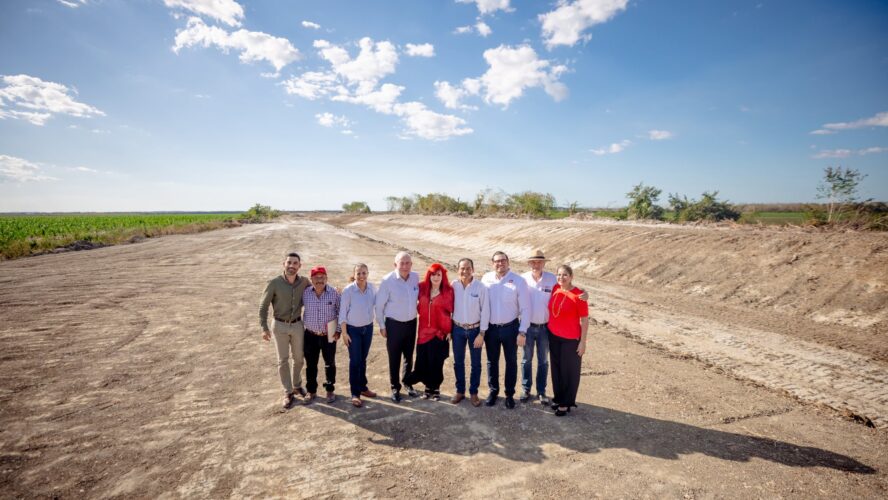 En Tikinmul realizamos la entrega de la obra de rehabilitación de 14.86 kilómetros del Dren Principal del Distrito de Temporal Tecnificado 025 Río Verde, una infraestructura estratégica para la protección del campo campechano y el fortalecimiento de la soberanía alimentaria, como parte del Plan Campeche, impulsado por la PresidentA Claudia Sheinbaum Pardo