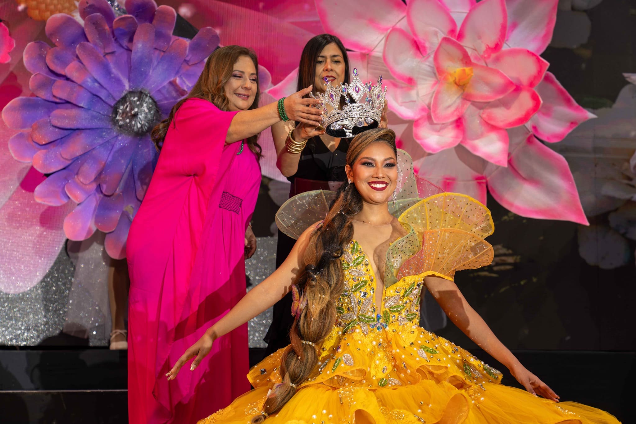 Coronación Reyes del IC y presentación de Cachirula & Loojan