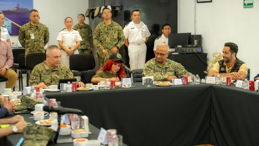 Esta mañana estuve en Ciudad del Carmen en una reunión de trabajo con autoridades de la Secretaría de Marina y de la Administración Portuaria Integral Api Cam