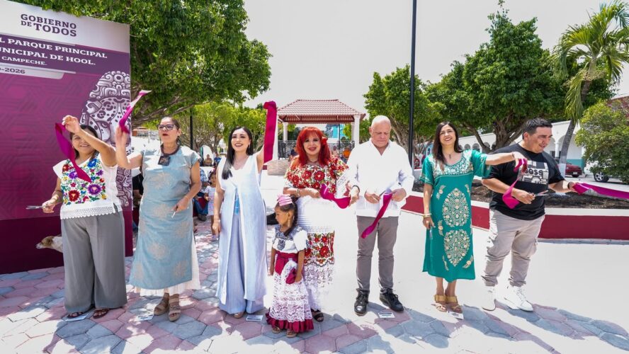 En gira de trabajo por Champotón, cortamos el listón inaugural de la reconstrucción del Parque Principal y el mantenimiento de la cancha en la Junta Municipal de Hool