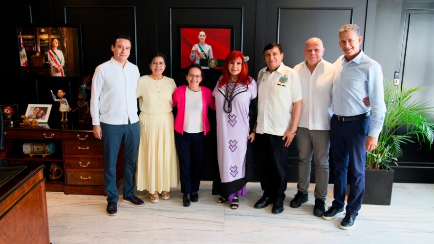 Junto a la Dra. Alma Herrera, rectora de la Universidad Rosario Castellanos