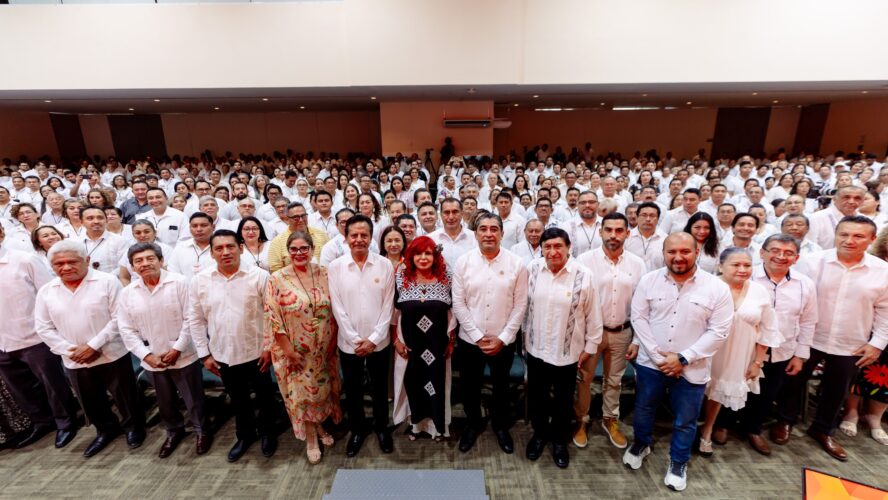 Hoy, en el XIV Pleno del SNTE, abrazo a mis compañeras y compañeros que han hecho de la enseñanza una lucha digna y permanente