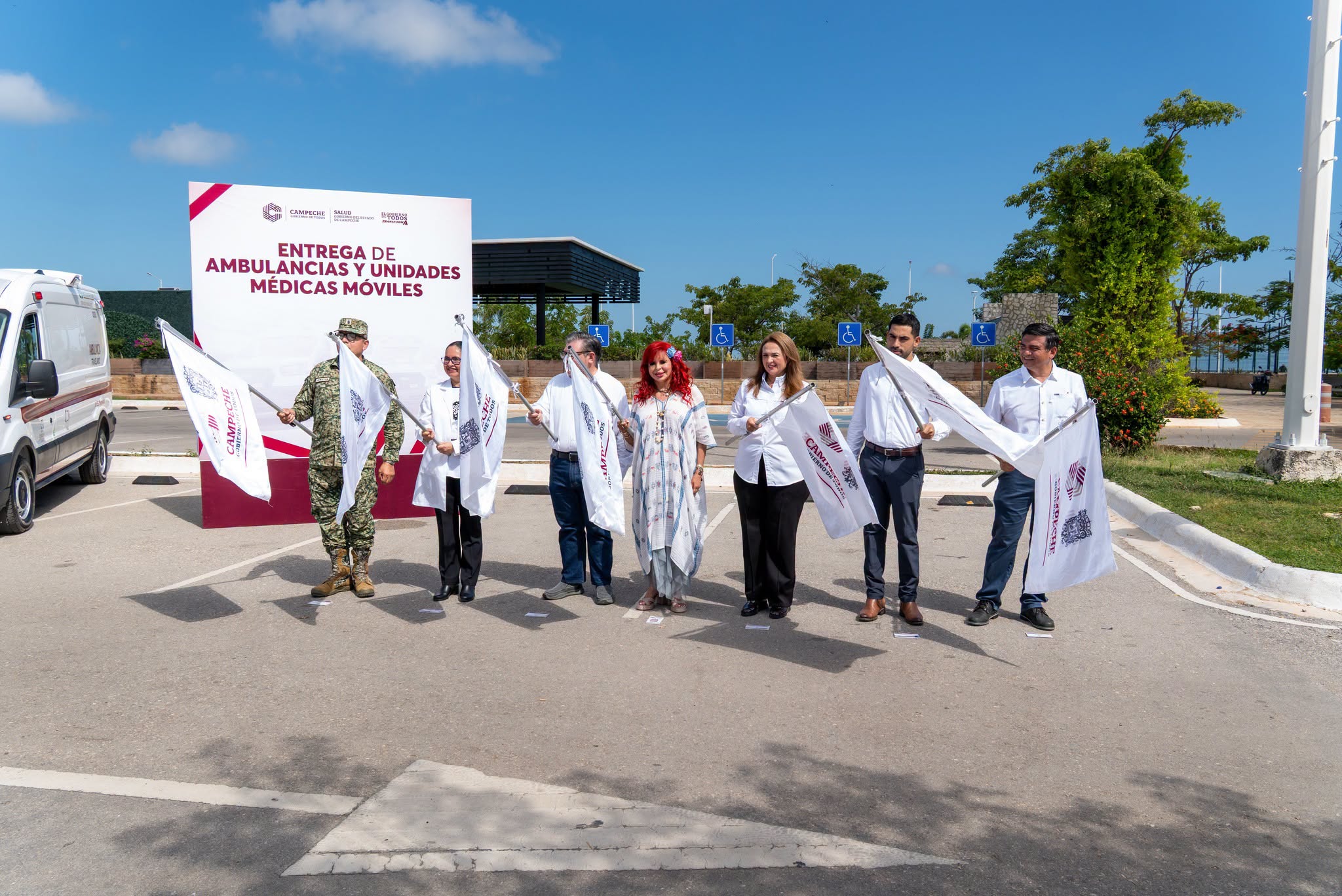 Hoy dimos el banderazo de salida a 10 ambulancias y dos unidades médicas móviles que se suman a la red de atención del IMSS-BIENESTAR en Campeche