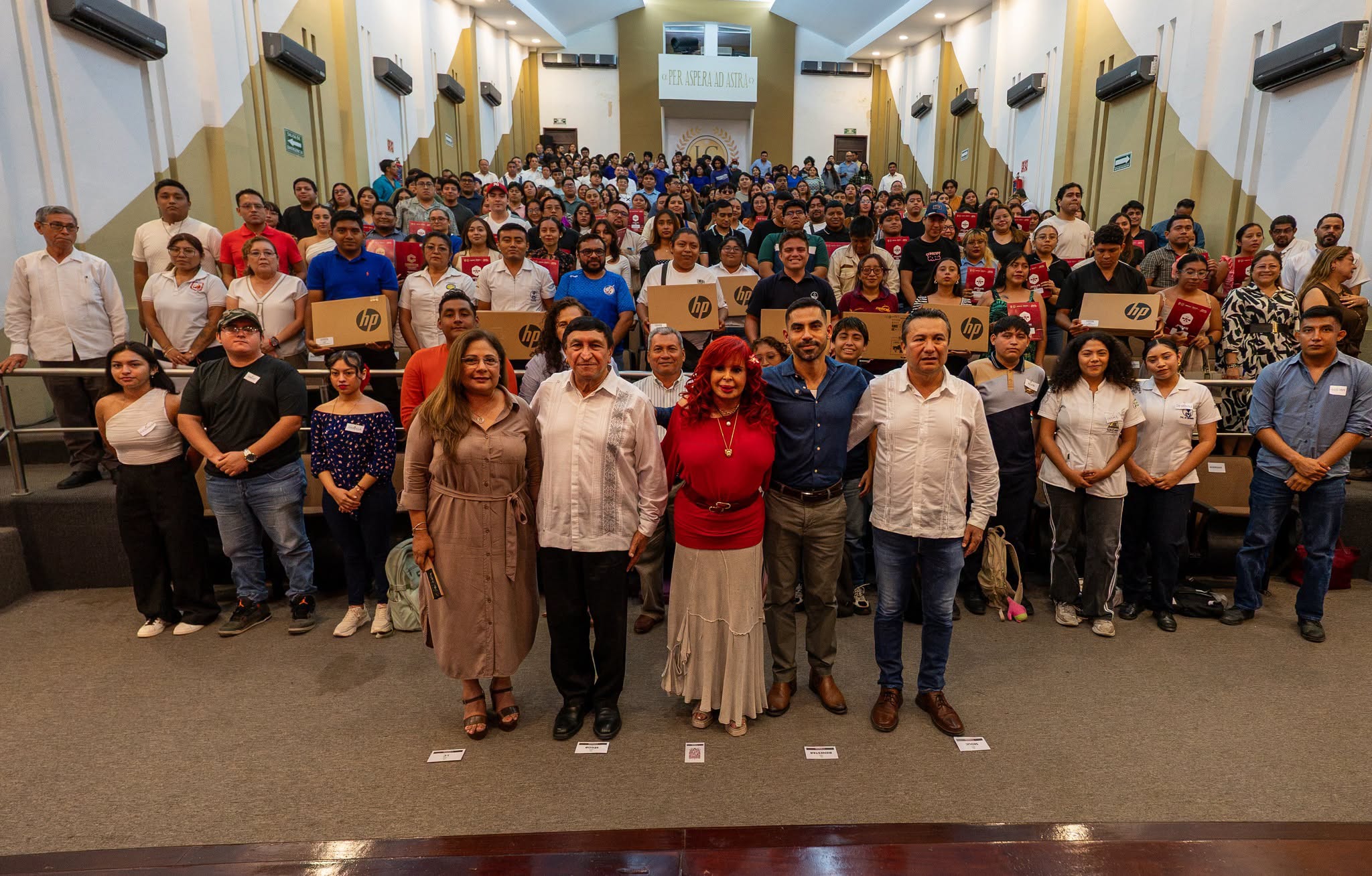 Hoy entregamos los apoyos de ¡Titúlate Ya! y Computadora Jaguar 2026, como parte de nuestro programa Formación Jaguar